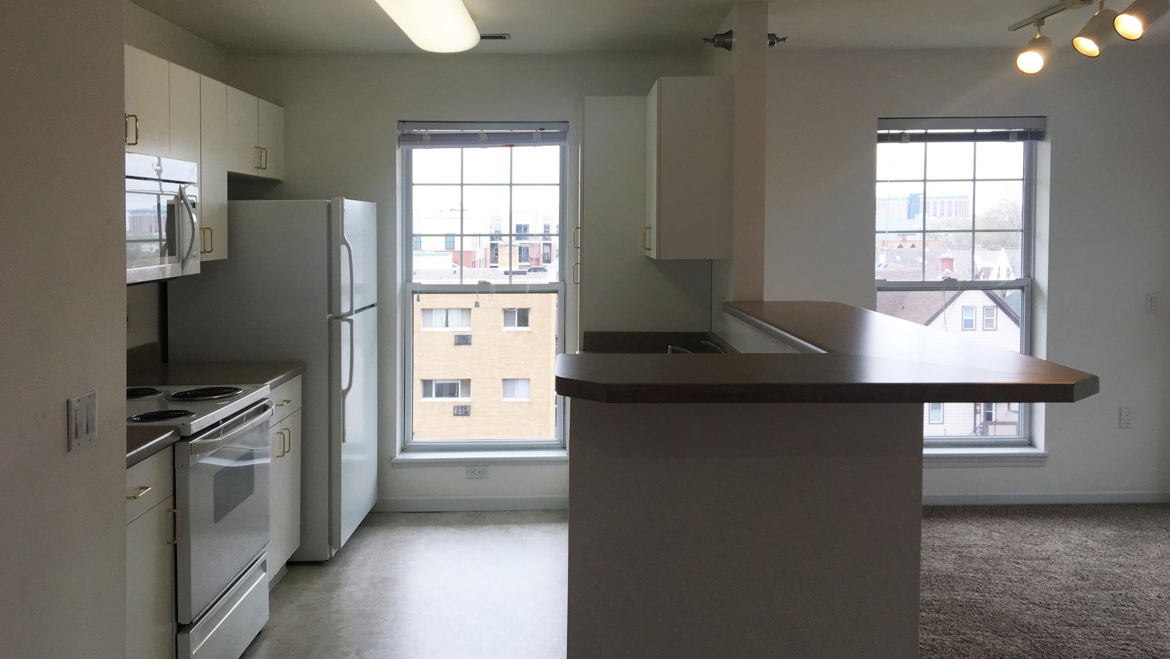 City-Place-Apartment-404-Two-Bedroom-Fireplace-Natural-Light-Sunny-Bright-Bathroom-Kitchen-Living-Balcony-Downtown-Madison-Bike-City-Capitol-Lifestyle-Home-Laundry-Storage-Closet-Bathtub