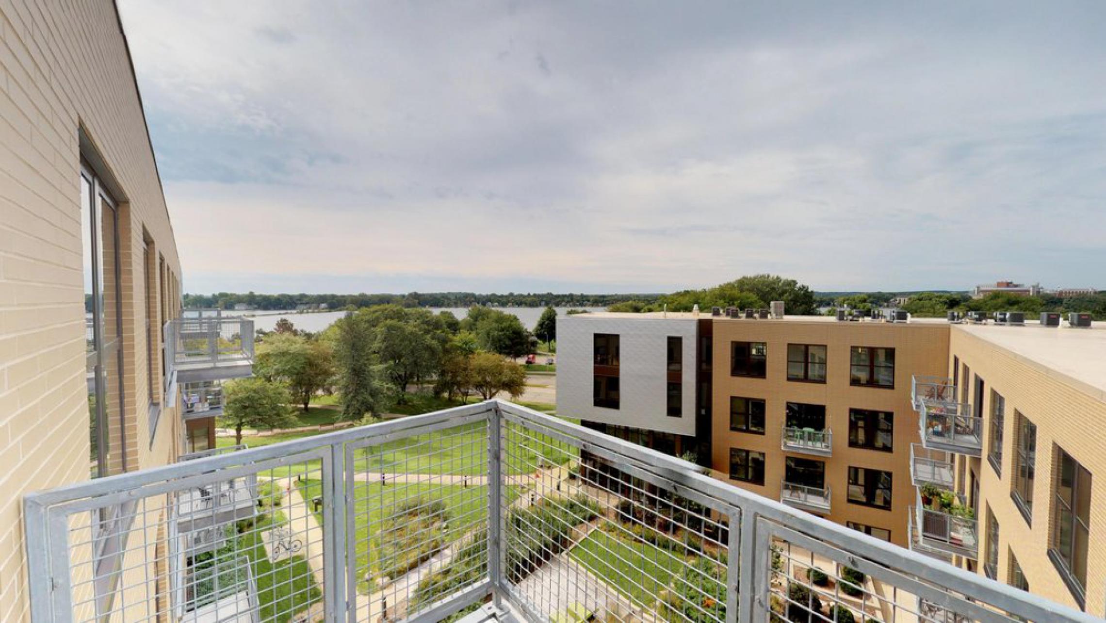 SEVEN27 - Apartments - 529 - Lake View - top floor - balcony - modern