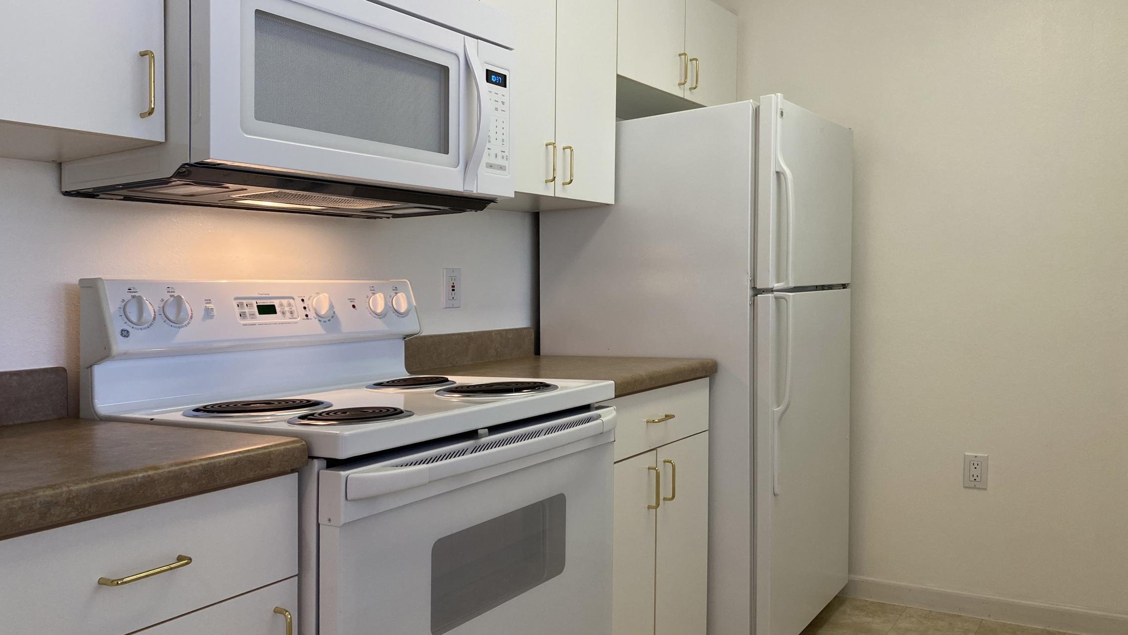 City-Place-Apartment-408-One-Bedroom-Natural-Light-Sunny-Bright-Bathroom-Kitchen-Living-Balcony-Downtown-Madison-Bike-City-Capitol-Lifestyle-Home-Laundry-Storage-Closet-Bathtub