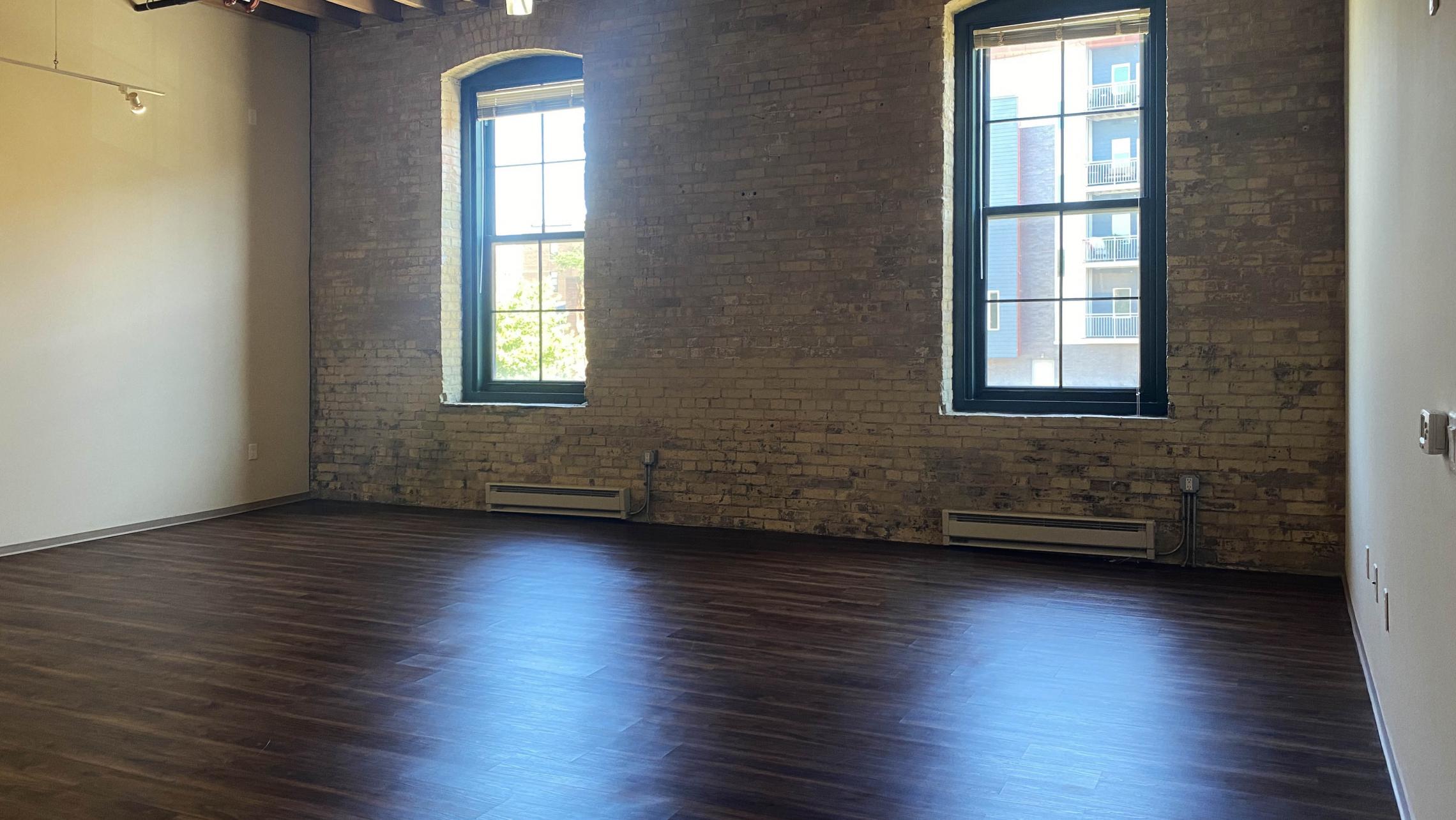 Tobacco-Lofts-Yards-Apartment-E211-One-Bedroom-Historic-Exposed-Brick-Timber-Beams-High-Ceilings-Design-Unique-Downtown-Bike-Path-Kitchen-Bathroom-Cats-Fitness-Courtyard-Lounge