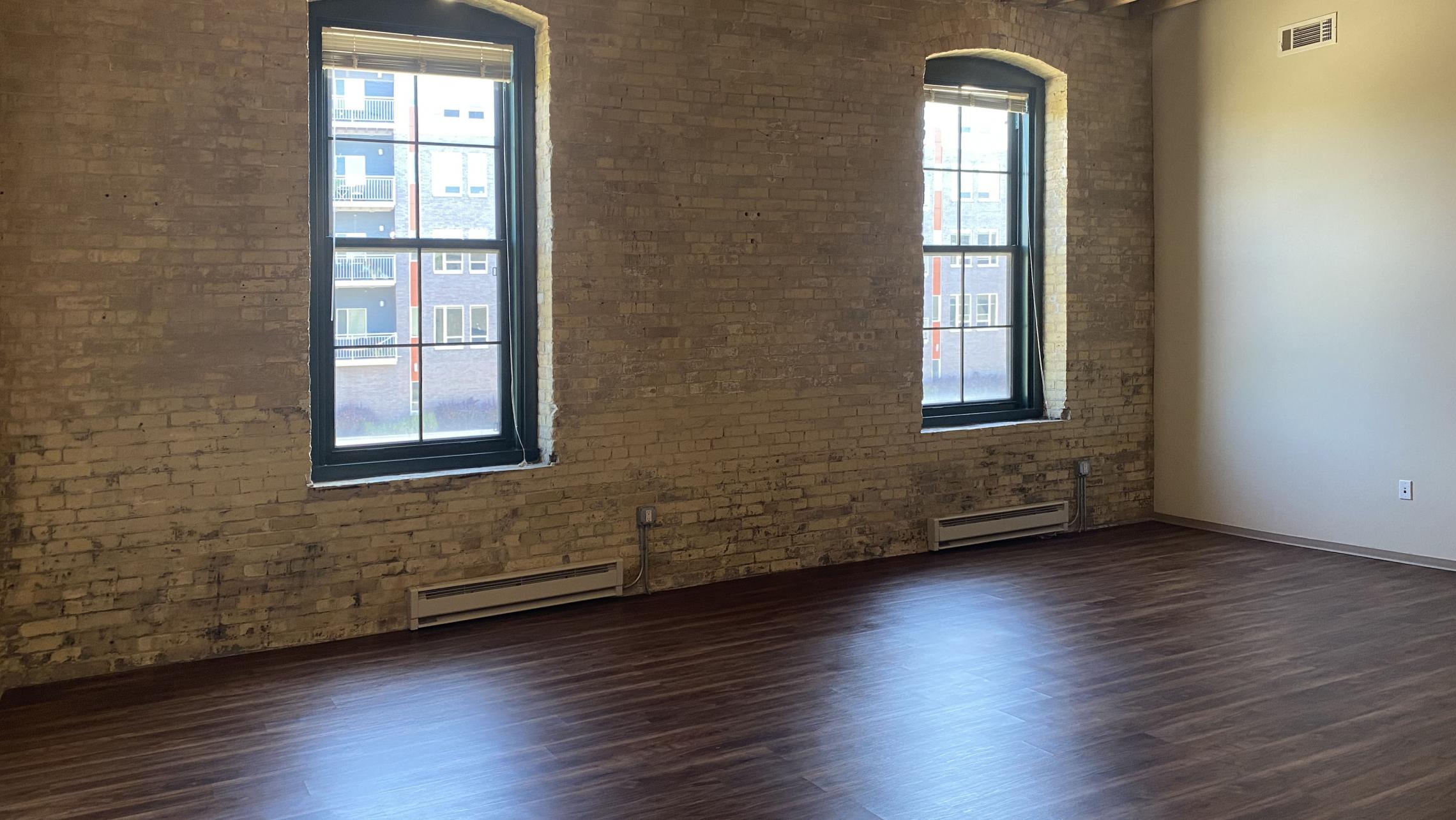 Tobacco-Lofts-Yards-Apartment-E211-One-Bedroom-Historic-Exposed-Brick-Timber-Beams-High-Ceilings-Design-Unique-Downtown-Bike-Path-Kitchen-Bathroom-Cats-Fitness-Courtyard-Lounge