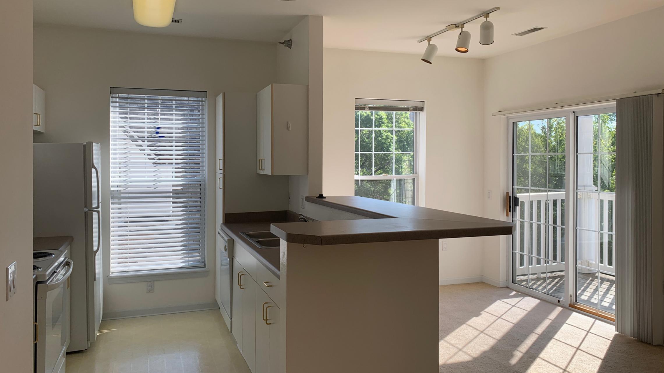 City-Place-Apartment-309-Two-Bedroom-Corner-Sunny-Bright-Light-Bathroom-Kitchen-Living-Balcony-Downtown-Madison-Bike-City-Capitol-Lifestyle-Home-Laundry-Storage-Closet-Bathtub