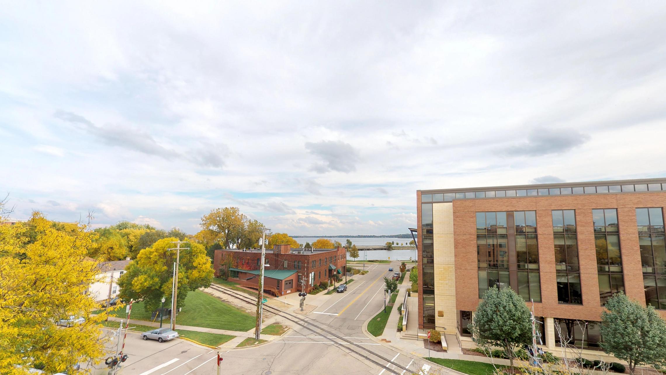 Quarter-Row-Yards-Apartment-401-Corner-Windows-three-Bedroom-Modern-Upscale-Fitness-Lake-Capitol-Views-Downtown-Madison-Balcony-Amenities-Luxury