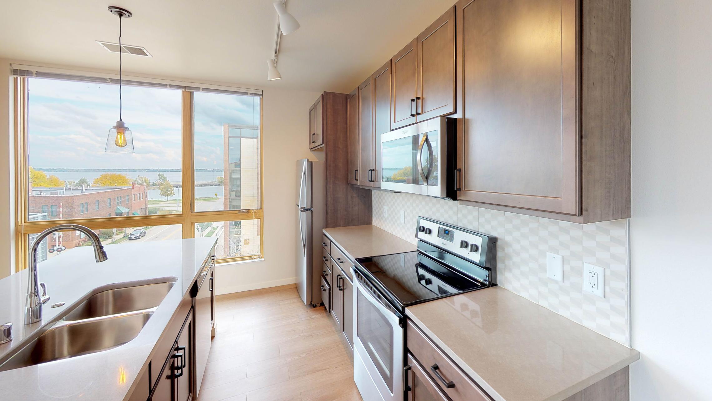 Quarter-Row-Yards-Apartment-401-Corner-Windows-three-Bedroom-Modern-Upscale-Fitness-Lake-Capitol-Views-Downtown-Madison-Balcony-Amenities-Luxury